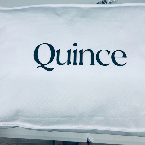 NWOT QUINCE Premium Down Alternative Pillow Soft Standard 4044 - Picture 7 of 11